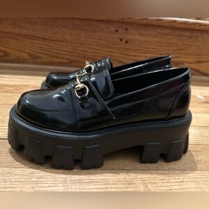 Princess Polly Black Patent Platform Loafers Gold Chain-New condition